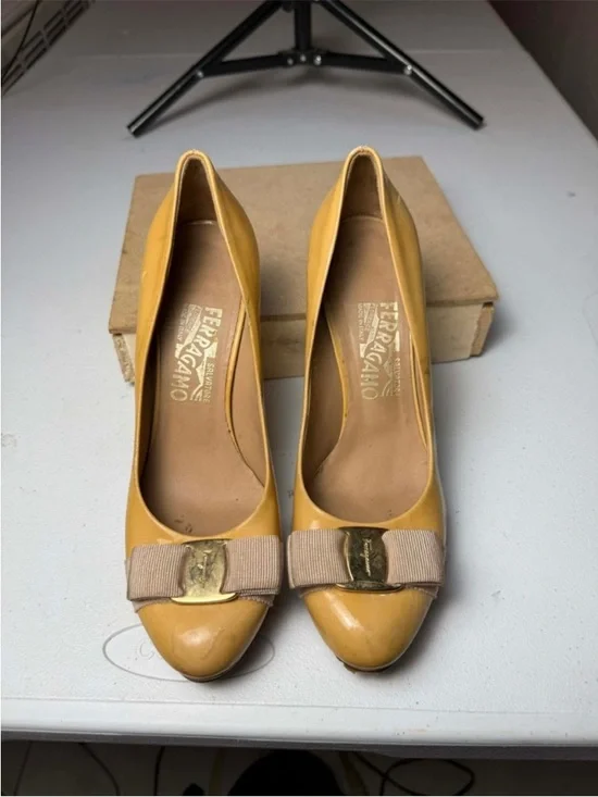 Salvatore Ferragamo Yellow
Patent Vara
Bow Peep Toe Platform Pumps Sz
6.5 - Picture 4 of 13